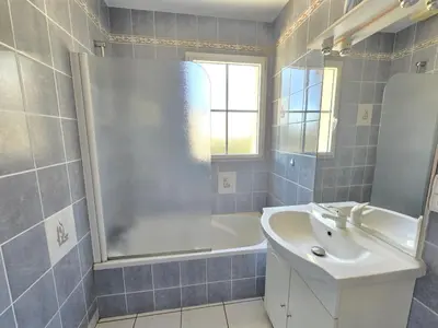 Salle de bains dans l'établissement Maison moderne près de la mer, 6 pers, terrasse, à St Jean de Monts - FR-1-777-17