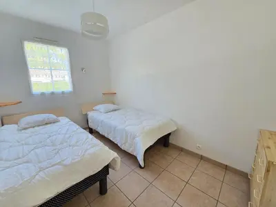 Un ou plusieurs lits dans un hébergement de l'établissement Maison moderne près de la mer, 6 pers, terrasse, à St Jean de Monts - FR-1-777-17