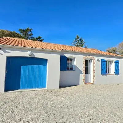 Maison moderne près de la mer