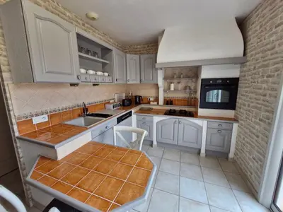 Cuisine ou kitchenette dans l'établissement Maison à Saint-Jean-de-Monts avec piscine et WiFi, pour 6 personnes - FR-1-777-41