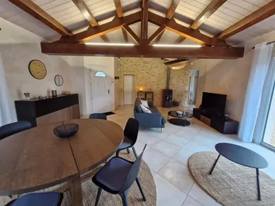 Télévision ou salle de divertissement dans l'établissement Maison à Saint-Jean-de-Monts avec piscine et WiFi, pour 6 personnes - FR-1-777-41