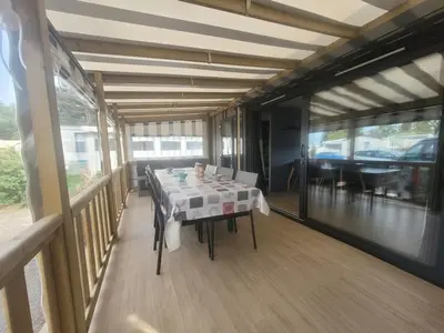 Balcon ou terrasse dans l'établissement Mobil-home moderne avec piscine couverte, proche mer, 6 pers, animaux admis - FR-1-777-25