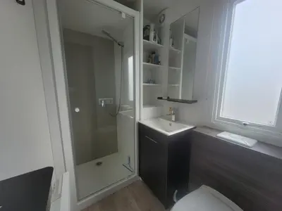 Salle de bains dans l'établissement Mobil-home moderne avec piscine couverte, proche mer, 6 pers, animaux admis - FR-1-777-25