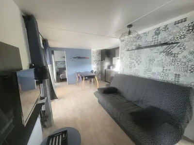 Télévision ou salle de divertissement dans l'établissement Mobil-home moderne avec piscine couverte, proche mer, 6 pers, animaux admis - FR-1-777-25