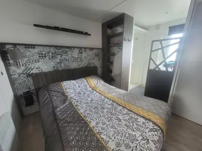 Un ou plusieurs lits dans un hébergement de l'établissement Mobil-home moderne avec piscine couverte, proche mer, 6 pers, animaux admis - FR-1-777-25