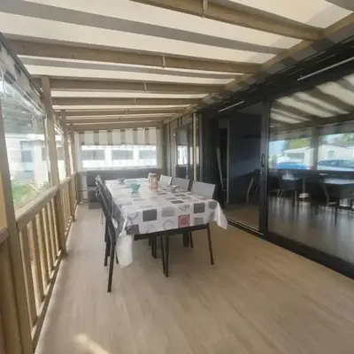 Mobil-home moderne avec piscine couverte