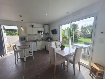 Cuisine ou kitchenette dans l'établissement Charmante maison à St-Jean-de-Monts, 3 pers, proche plage et commerces, Wifi inclus - FR-1-777-28