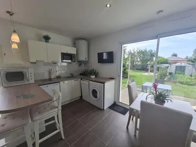 Cuisine ou kitchenette dans l'établissement Charmante maison à St-Jean-de-Monts, 3 pers, proche plage et commerces, Wifi inclus - FR-1-777-28