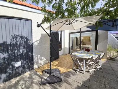 Terrasse ou espace extérieur de l'établissement Charmante maison 7 couchages à 300m de la plage, parking et animaux admis - FR-1-777-45