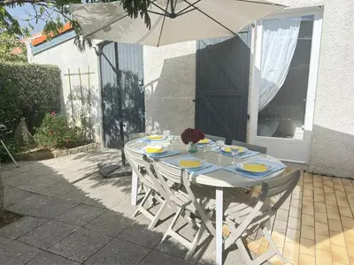 Terrasse ou espace extérieur de l'établissement Charmante maison 7 couchages à 300m de la plage, parking et animaux admis - FR-1-777-45