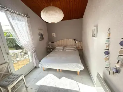 Un ou plusieurs lits dans un hébergement de l'établissement Charmante maison 7 couchages à 300m de la plage, parking et animaux admis - FR-1-777-45