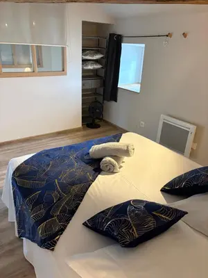 Un ou plusieurs lits dans un hébergement de l'établissement Les Glaneuses - 2 logements en centre bourg de 4 à 10 personnes à 3 min du Puy duFou