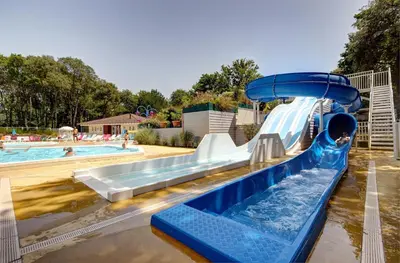 Piscine de l'établissement MOBILHOME - 6 personnes - 40 m2 ou située à proximité