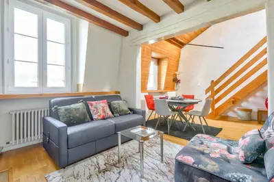 Coin salon dans l'établissement Comfortable duplex - In the Heart of Angers for 8