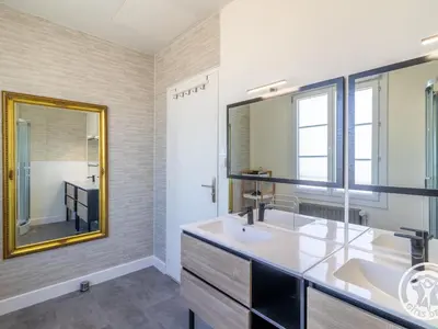 Salle de bains dans l'établissement Gîte familial pour 8 pers. à Saint Aubin de Luigné - FR-1-622-117