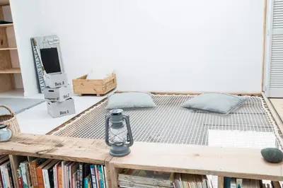 Bibliothèque dans la maison de vacances