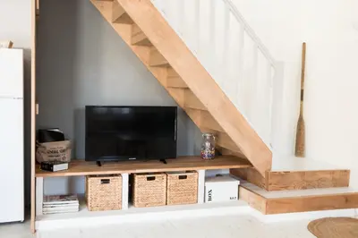 Télévision ou salle de divertissement dans l'établissement Loft avec filet d'habitation suspendu géant proche mer