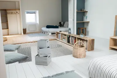 Coin salon dans l'établissement Loft avec filet d'habitation suspendu géant proche mer