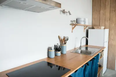 Cuisine ou kitchenette dans l'établissement Loft avec filet d'habitation suspendu géant proche mer