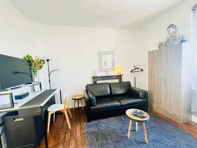 Télévision ou salle de divertissement dans l'établissement T1 cosy bien équipé, wifi, centre d'Angers avec Vayny
