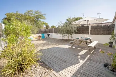 Jardin de l'établissement Maison avec fauteuil suspendu et lit de jour près de la mer en Vendée