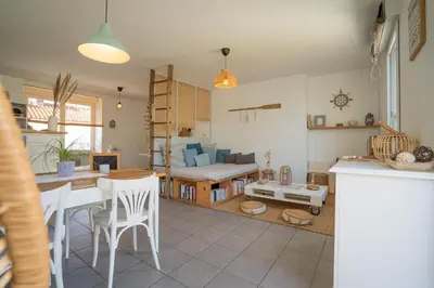 Cuisine ou kitchenette dans l'établissement Maison avec fauteuil suspendu et lit de jour près de la mer en Vendée