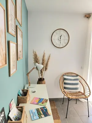Coin salon dans l'établissement Maison à la décoration bord de mer bohème entre Pornic et Noirmoutier