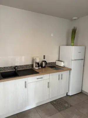 Cuisine ou kitchenette dans l'établissement Les Glaneuses - 2 logements en centre bourg de 2 à 4 personnes à 3 min du Puy duFou