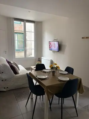 Télévision ou salle de divertissement dans l'établissement Les Glaneuses - 2 logements en centre bourg de 2 à 4 personnes à 3 min du Puy duFou