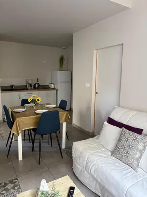Cuisine ou kitchenette dans l'établissement Les Glaneuses - 2 logements en centre bourg de 2 à 4 personnes à 3 min du Puy duFou