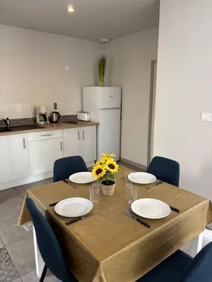 Cuisine ou kitchenette dans l'établissement Les Glaneuses - 2 logements en centre bourg de 2 à 4 personnes à 3 min du Puy duFou