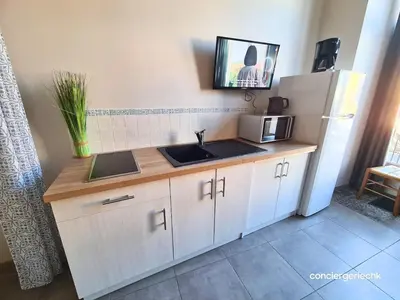 Cuisine ou kitchenette dans l'établissement Les Glaneuses le Studio centre-bourg à 3 min du Puy duFou