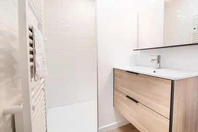Salle de bains dans l'établissement Maison du Château, spacieuse et charmante près du PuyDuFou