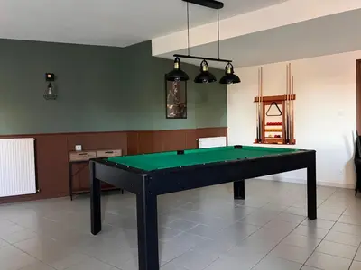 Billard dans l'établissement La Caverne Bretonne
