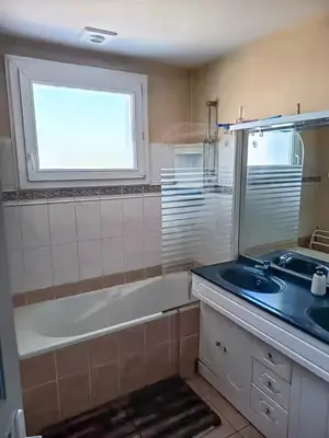 Salle de bains dans l'établissement Pavillon du Capitaine -25min Parc-By R&G