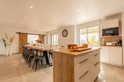 Cuisine ou kitchenette dans l'établissement Gîte groupe 21 pers - Idéal Famille Amis Pro - Atelier ludique - Espace réceptiion séminaire - 30 mn PuyduFou