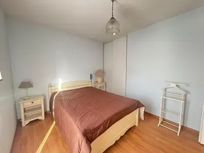 Un ou plusieurs lits dans un hébergement de l'établissement Location Vacances Saint-Jean-de-Monts: T2 Centre-Ville, Proche Plage et Commerces - FR-1-777-9