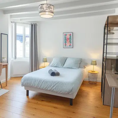 Un ou plusieurs lits dans un hébergement de l'établissement Studio moderne, cosy & lumineux Chez Suzanne