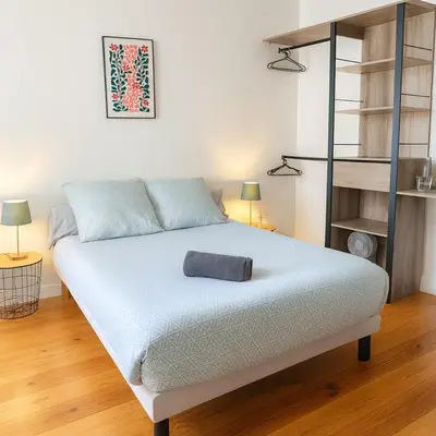 Un ou plusieurs lits dans un hébergement de l'établissement Studio moderne, cosy & lumineux Chez Suzanne
