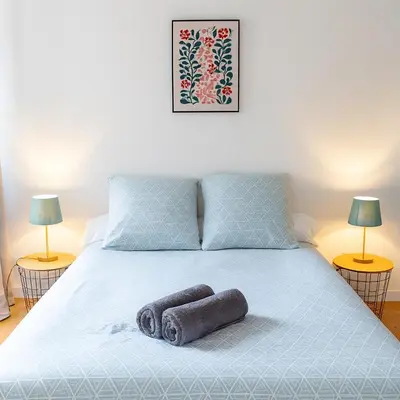 Un ou plusieurs lits dans un hébergement de l'établissement Studio moderne, cosy & lumineux Chez Suzanne