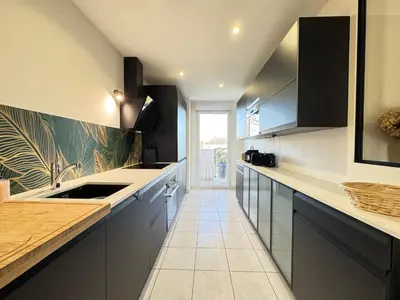 Cuisine ou kitchenette dans l'établissement Le Bignon - Wifi, TV, 4 personnes, 1 min à pied du tram