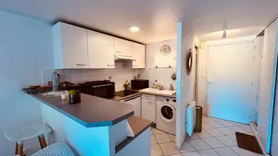 Cuisine ou kitchenette dans l'établissement Piscine, lac et golf - Appartement Hollywood
