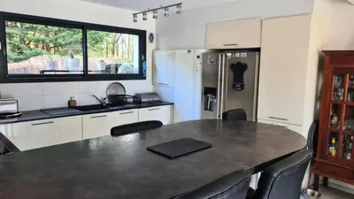 Cuisine ou kitchenette dans l'établissement Résidence Com-60-st Andre Des Eaux - SAINT ANDRE DES EAUX - Maison avec piscine pour 6 personnes MAE-8133
