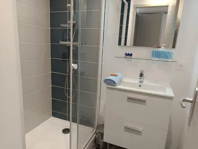 Salle de bains dans l'établissement Maisonnette cosy à La Barre de Monts - 4 pers, parking - FR-1-540-326