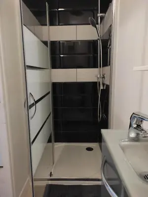 Salle de bains dans l'établissement Appartement Cozy avec Parking privé, Wifi & Linge, Check-in autonome