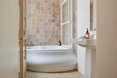 Salle de bains dans l'établissement Le Feydeau