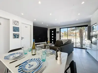 Coin salon dans l'établissement Holiday Home La Houle by Interhome