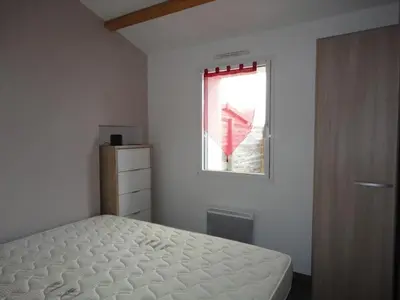 Un ou plusieurs lits dans un hébergement de l'établissement Maison calme à St Jean de Monts, 4 pers., proche mer et commerces, avec véranda et parking - FR-1-777-29