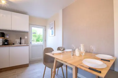 Cuisine ou kitchenette dans l'établissement La Parenthèse - Proche Puy du Fo u - 2 appartements équipés et confortables au coeur des Herbiers