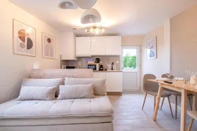 Cuisine ou kitchenette dans l'établissement La Parenthèse - Proche Puy du Fo u - 2 appartements équipés et confortables au coeur des Herbiers